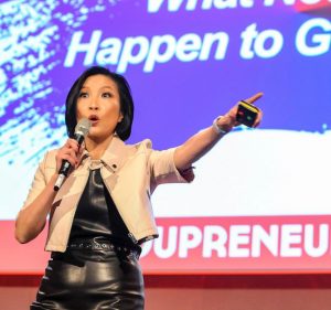 Kelly Baader at Chris Ducker's Youpreneur Summit in London
